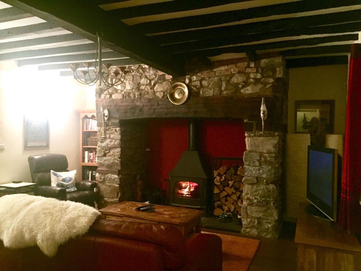 Mid-Wales Farmhouse, Swimming Pool, Tranquil Countryside Views, Sleeps 14 Meifod 外观 照片