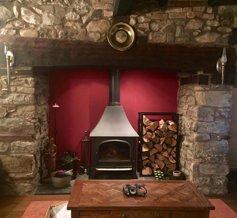 Mid-Wales Farmhouse, Swimming Pool, Tranquil Countryside Views, Sleeps 14 Meifod 外观 照片